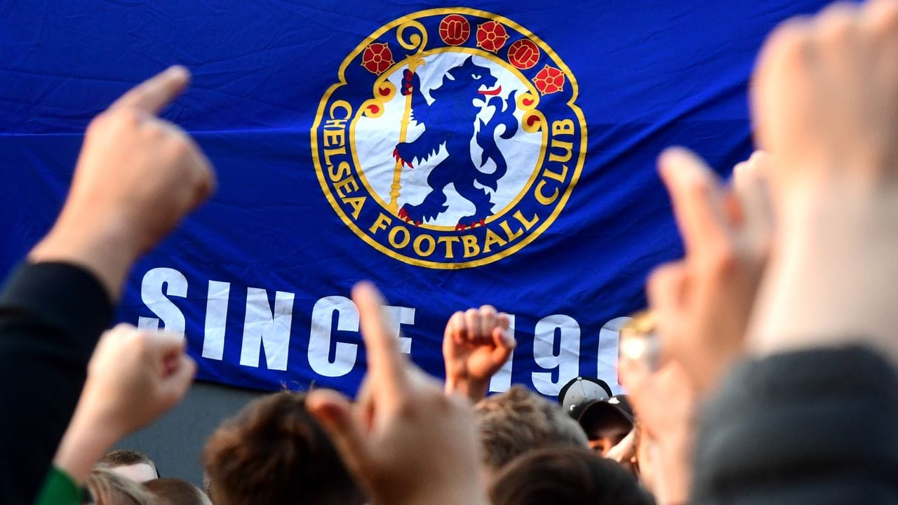Chelsea-Fans reagieren auf die Nachricht, dass die Blues aus der umstrittenen Super League wieder aussteigen.