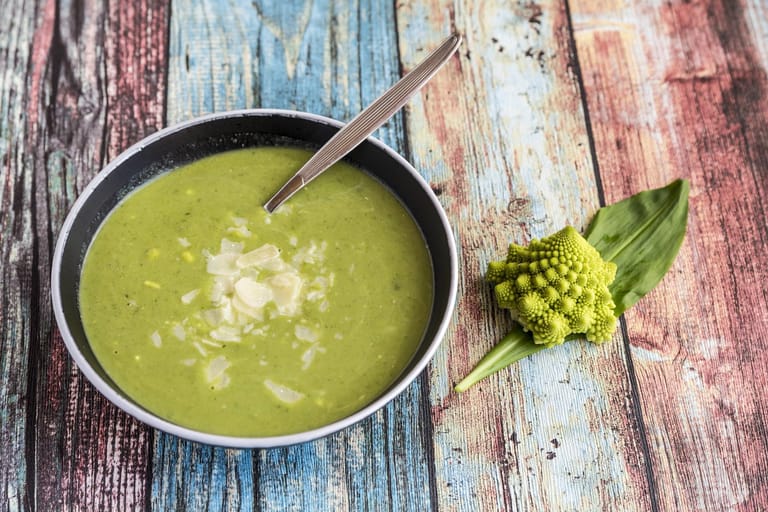 Romanesco eignet sich gut für eine Suppe. Aber auch aus Brokkoli oder Blumenkohl lassen sich leckere Suppen herstellen.