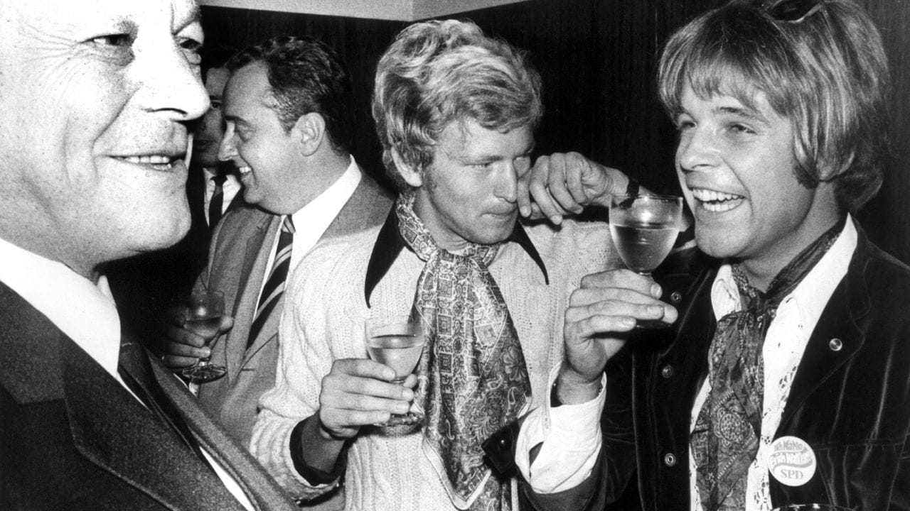 Willy Brandt begrüßt in Marl auf seiner Wahlkampfreise (1969) den Schauspieler Thomas Fritsch.