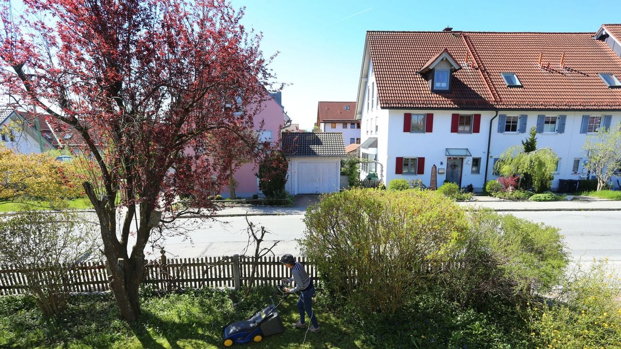 Bäume und Sträucher sorgen im Vorgarten für Schatten: Auch Rasenflächen sind schön, aber meist aufwendig in der Pflege.