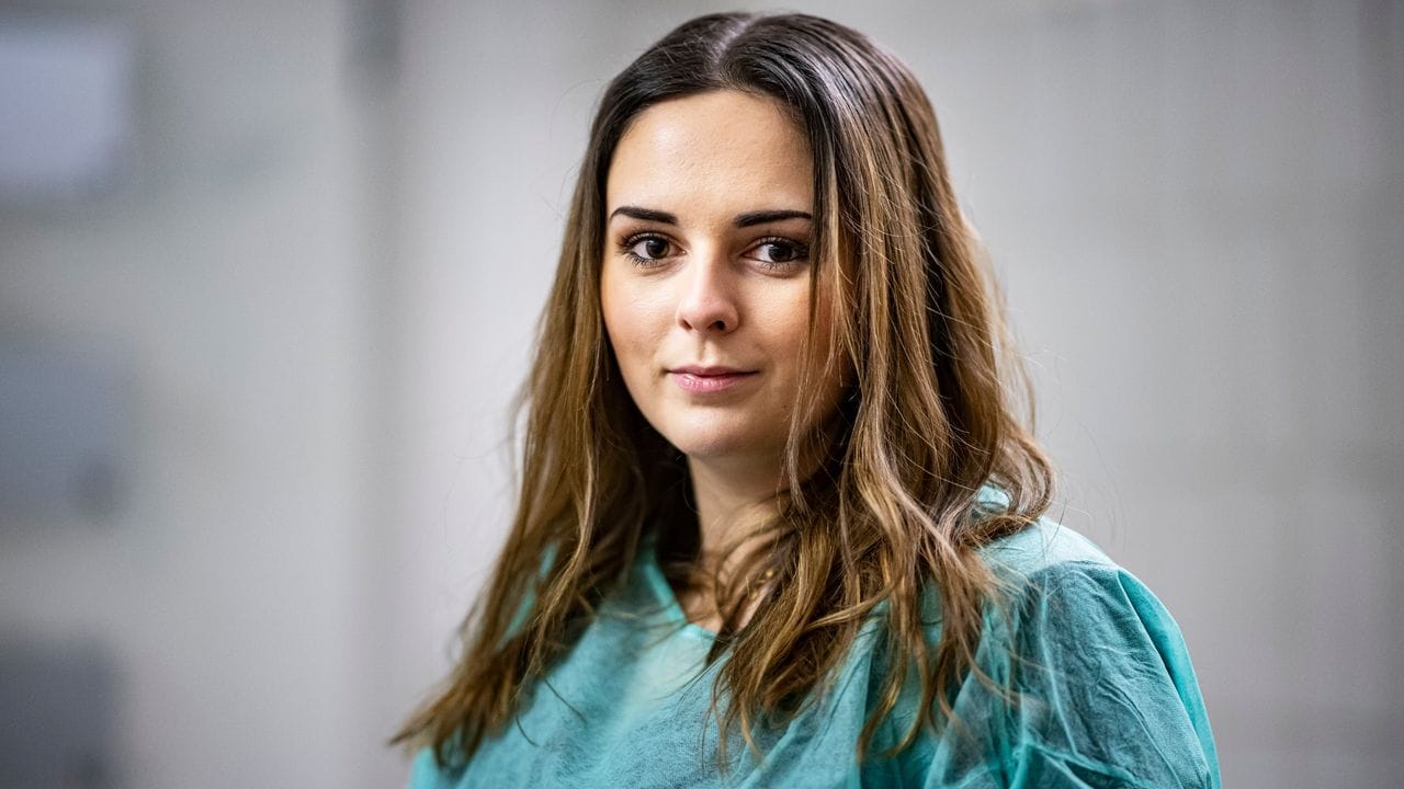 Die 23-Jährige Maskenbildnerin Janika Kreutzer unterstützt Bestatter dabei, Verstorbene für ihren letzten Auftritt herzurichten. Die 23-Jährige Maskenbildnerin Janika Kreutzer unterstützt Bestatter dabei, Verstorbene für ihren letzten Auftritt herzurichten.