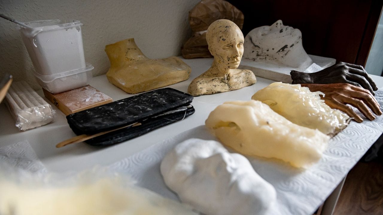 Auf dem Tisch im Arbeitszimmer von Janika Kreutzer liegen Abdrücke und Formen, die sie für die Verstorbenen verwendet. Auf dem Tisch im Arbeitszimmer von Janika Kreutzer liegen Abdrücke und Formen, die sie für die Verstorbenen verwendet.