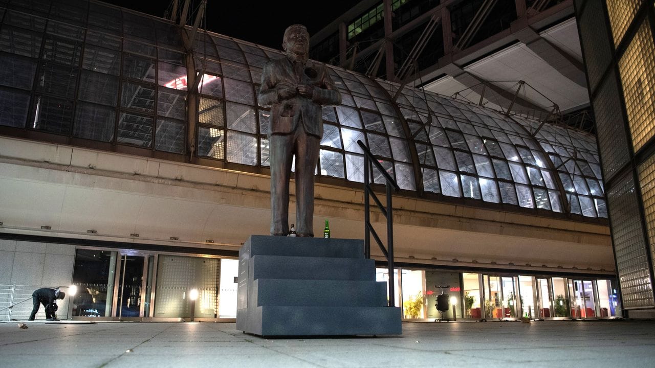 Der Berliner Hauptbahnhof hat eine neue Attraktion: das Denkmal von Klaas Heufer-Umlauf.