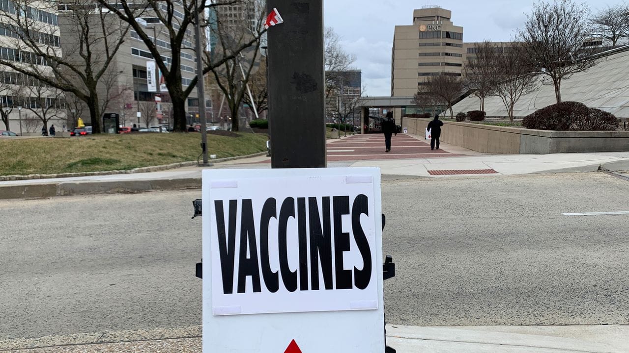 Hinweisschild unweit eines Impfzentrums in Baltimore.