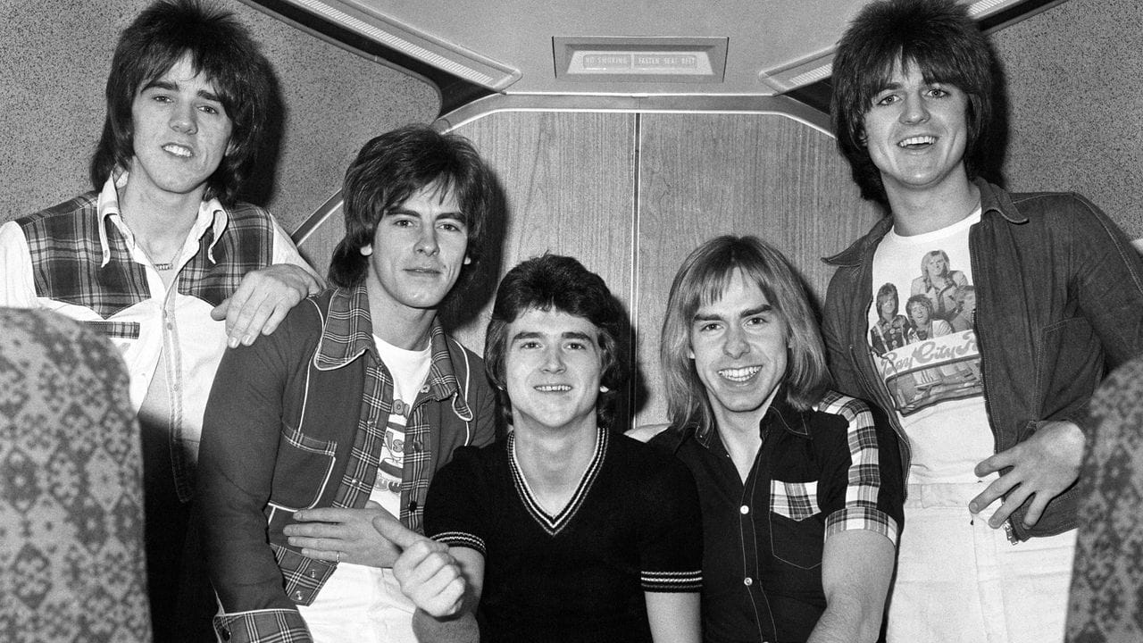 Stuart Wood (l-r), Alan Longmuir, Leslie Mckeown, Derek Longmuir und Eric Faulkner warten in einem Jumbo-Jet auf dem Londoner Flughafen Heathrow auf den Abflug zu einer Tournee durch Australien (1975).