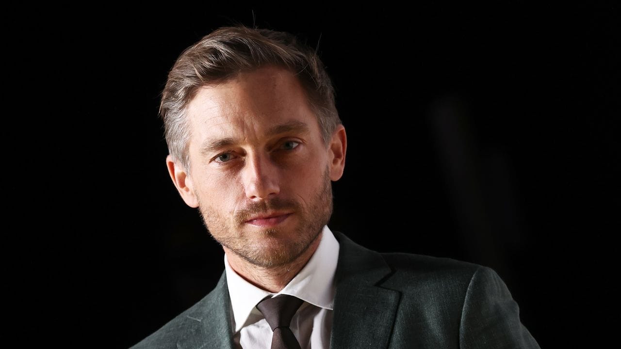 Schauspieler Volker Bruch sagt zu Beginn seines Clips "Ich habe Angst" und appelliert dann zynisch an die Regierung: "Macht uns mehr Angst.