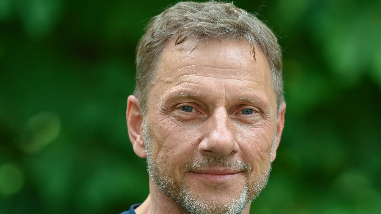 Richy Müller macht sich "sehr große Sorgen" um das Coronavirus und erklärt in seinem Video daher ironisch, er atme deshalb immer in zwei Plastiktüten.