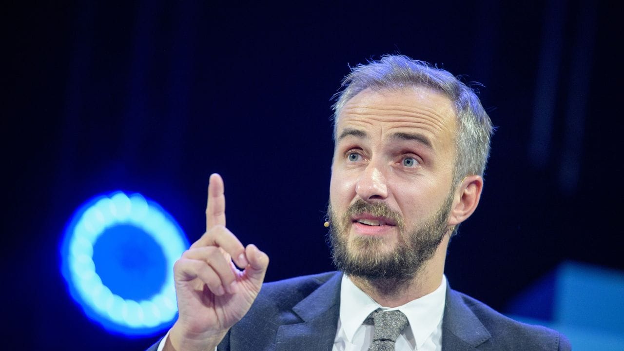 Komiker Jan Böhmermann äußert Kritik an den Clips und macht auf Twitter mit dem Hashtag #allenichtganzdicht klar, was er von der Aktion hält.