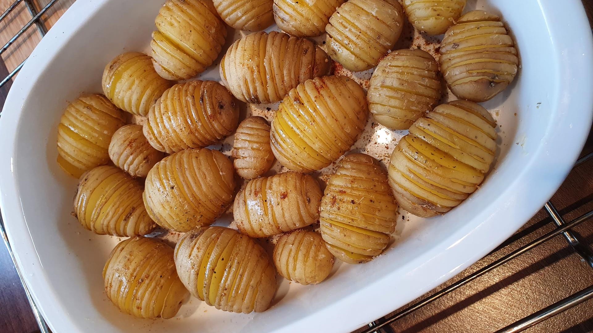 Heizen Sie den Backofen auf 200°C Ober-/Unterhitze vor und setzen Sie die Kartoffeln in eine große Auflaufform oder auf ein Blech mit Backpapier.