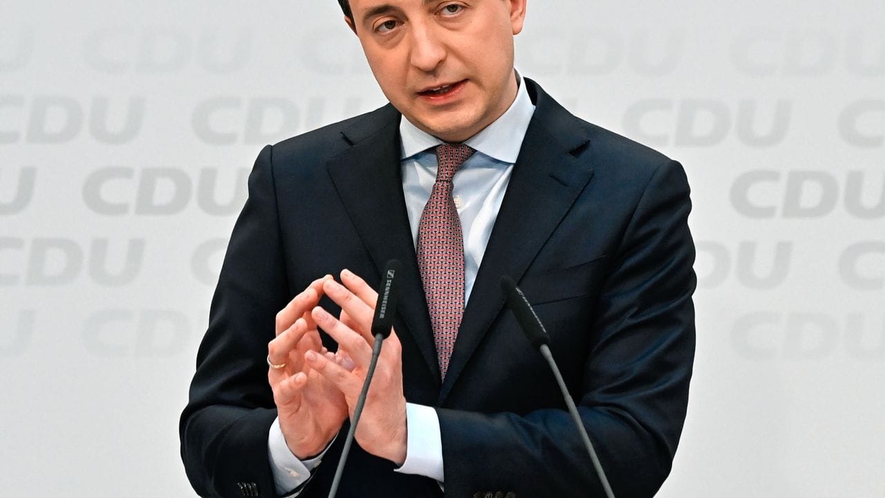 Paul Ziemiak, CDU-Generalsekretär, will so schnell wie möglich zur Schuldenbremse zurückkehren.