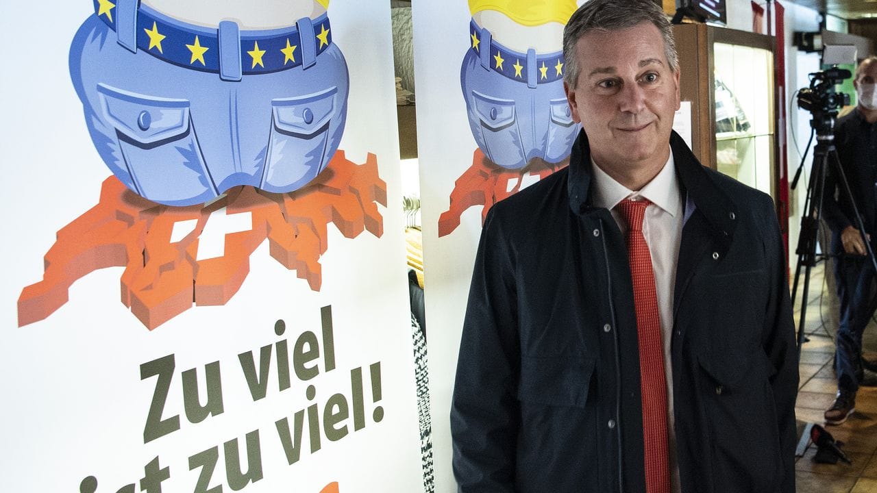 Marco Chiesa, Parteipräsident der rechten Schweizer Volkspartei SVP, steht 2020 neben einem Plakt, mit dem die Partei Stimmung gegen die EU machte.