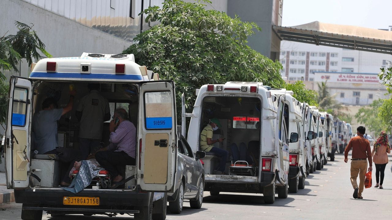Krankenwagen mit Covid-19-Patienten warten in Ahmedabad, bis sie an der Reihe sind, um in einem speziellen Regierungskrankenhaus behandelt zu werden.
