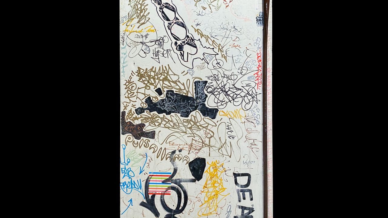 Ein einzigartiges Kunstwerk - die bekritzelte Kühlschrank-Tür von Keith Haring.