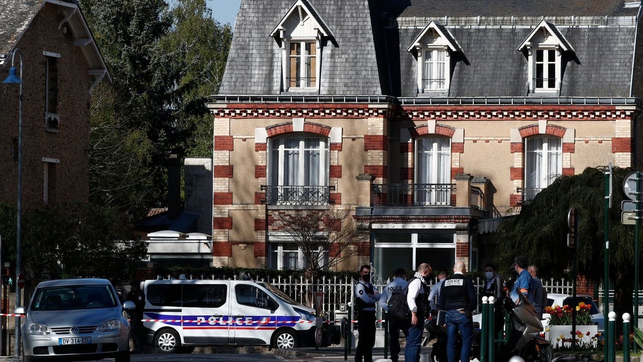 Polizisten versammeln sich vor der Wache in Rambouillet in der Nähe von Paris.