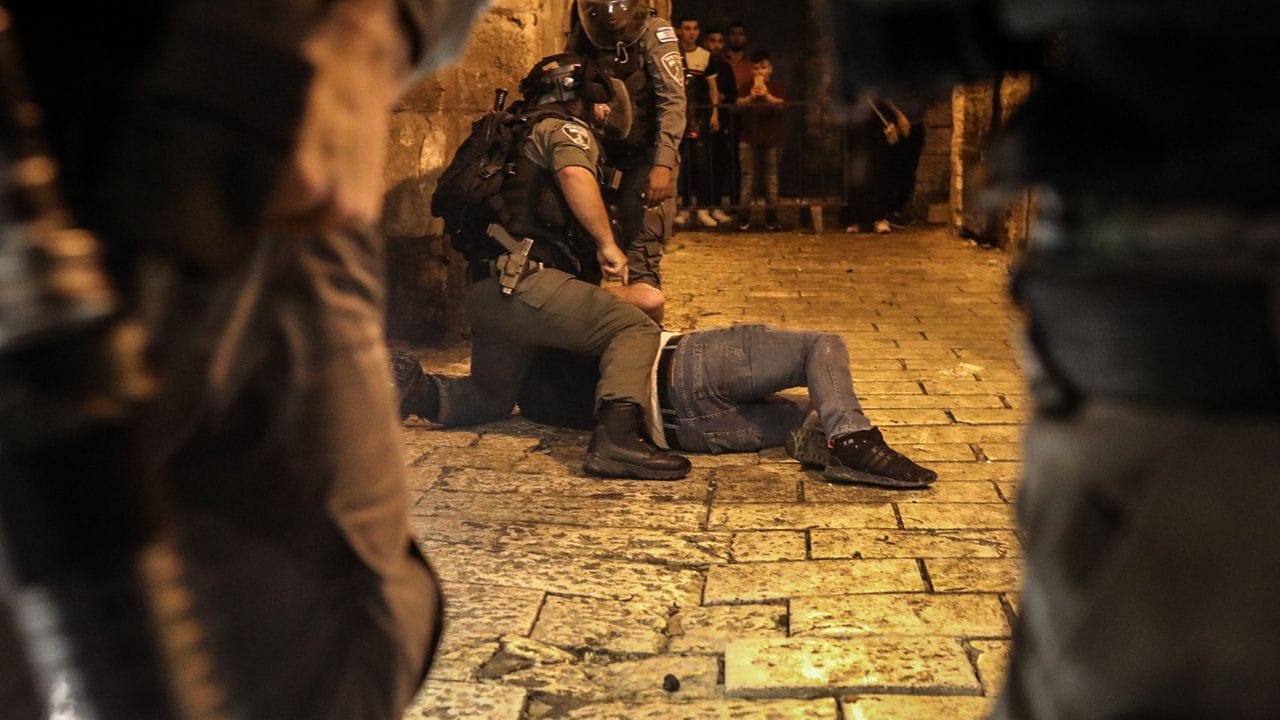 Israelische Sicherheitskräfte nehmen bei Zusammenstößen in der Altstadt von Jerusalem einen Mann fest.