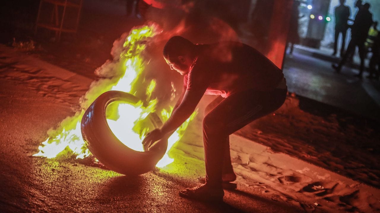Als Zeichen der Solidarität mit den Protesten in Jerusalem verbrennen Demonstranten in Gaza-Stadt Reifen.