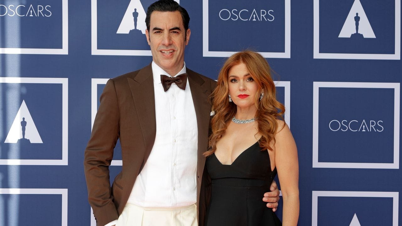 Schauspieler Sacha Baron Cohen und Schauspielerin Isla Fisher kommen zu einer Vorführung der Oscars im australischen Sydney.