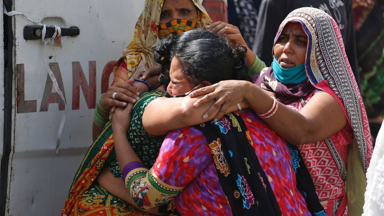 Frauen trauern in Ahmedabad um einen an Covid-19 gestorbenen Angehörigen. Frauen trauern in Ahmedabad um einen an Covid-19 gestorbenen Angehörigen.