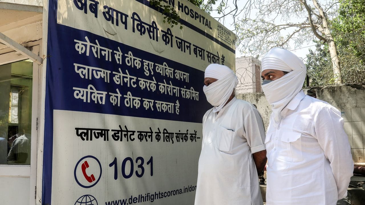 Angehörige von Verstorbenen vor einer Klinik in Neu Delhi. Angehörige von Verstorbenen vor einer Klinik in Neu Delhi.