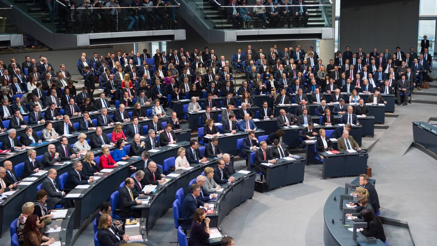 Der Bundestag wächst immer weiter an, im Plenarsaal wird es eng. Nur eine Wahlrechtsänderung könnte Abhilfe schaffen.