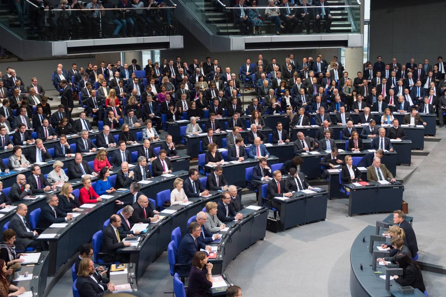 Der Bundestag wächst immer weiter an, im Plenarsaal wird es eng. Nur eine Wahlrechtsänderung könnte Abhilfe schaffen.