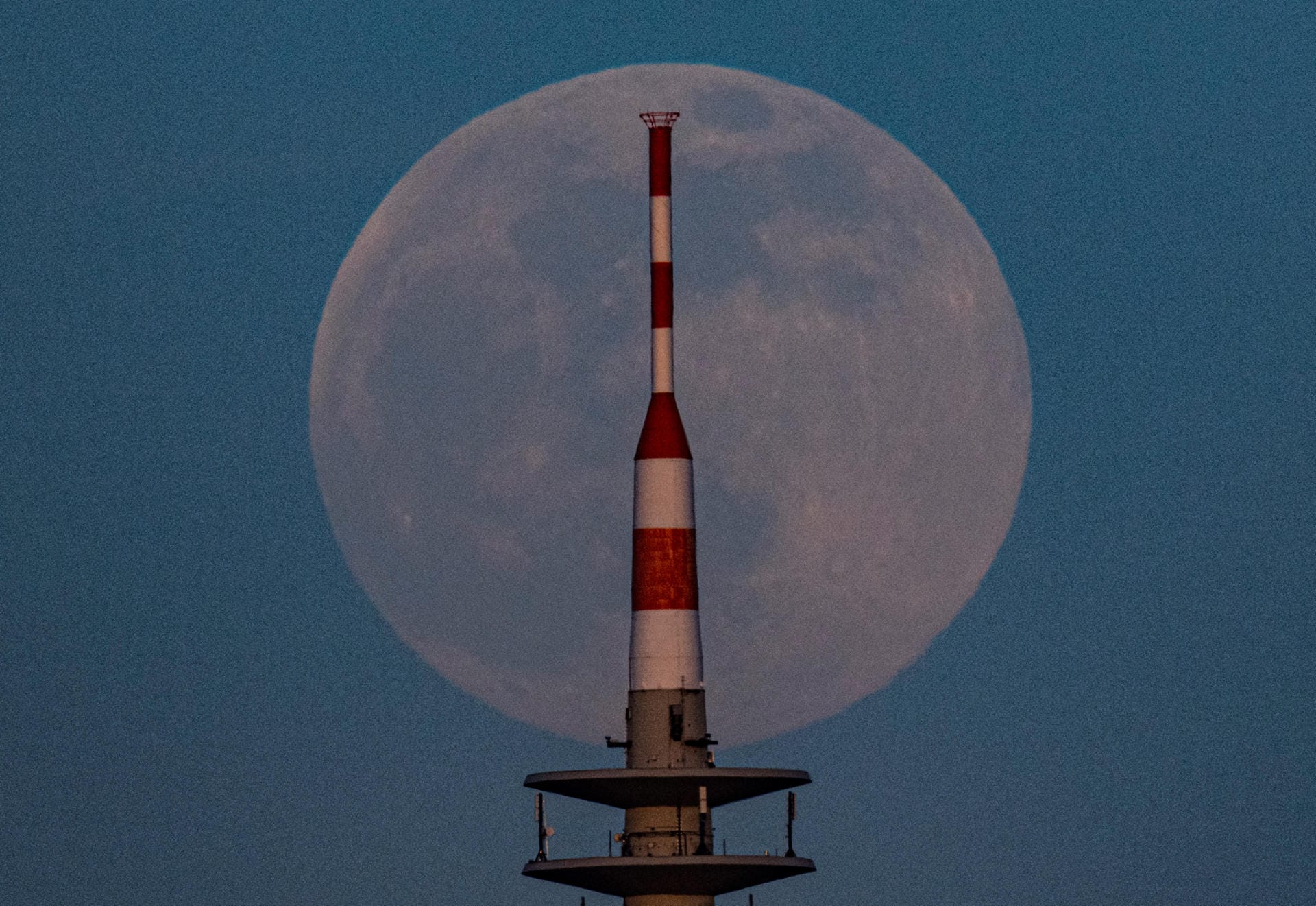 Hessen, Frankfurt am Main: Der Mond geht hinter dem Fernsehturm auf.