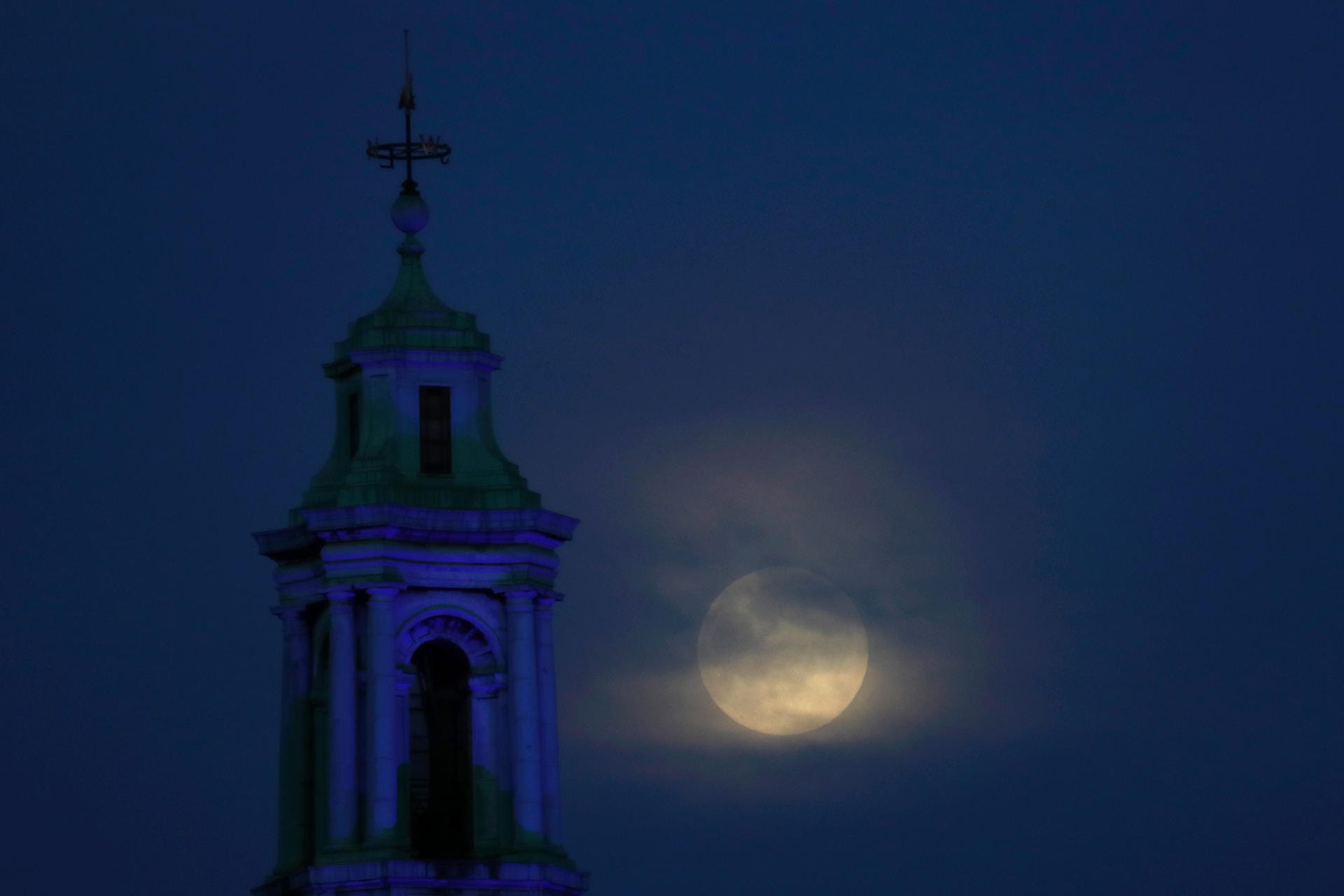 Großbritannien: Der Mond geht durch die Wolken über der County Hall in London auf.