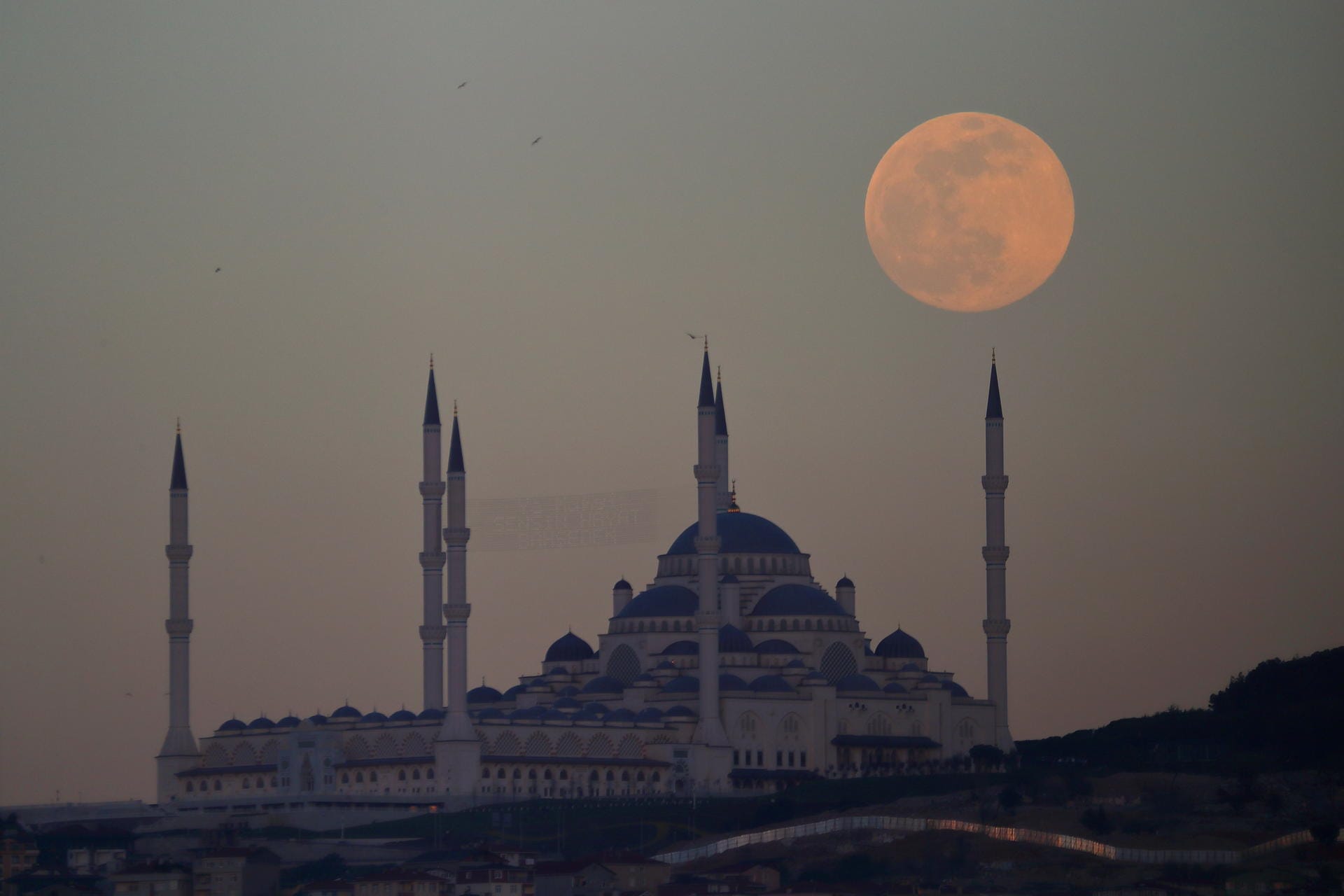 Türkei, Istanbul: Der Mond geht über der Camlica-Moschee auf.