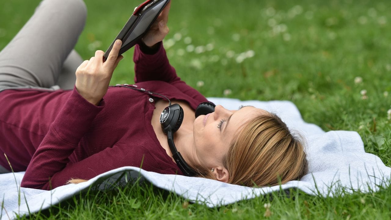 Leicht und kontraststark: E-Book-Reader lassen sich auch im hellen Sonnenlicht wie ein gedrucktes Buch lesen.