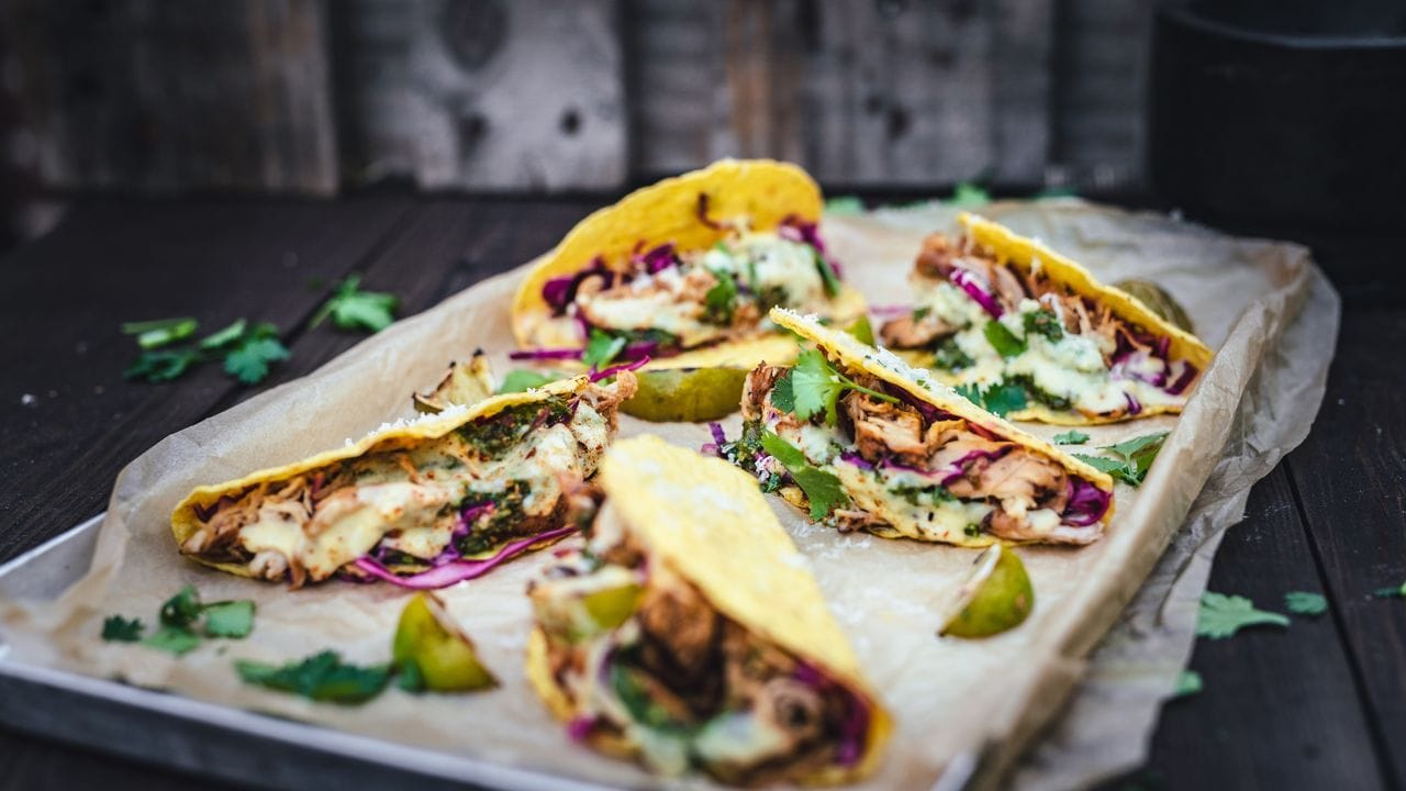 Die Hähnchenbrustfilets für die Taco Shells mit Salsa sollten vor dem Grillen schon in Streifen geschnitten werden.