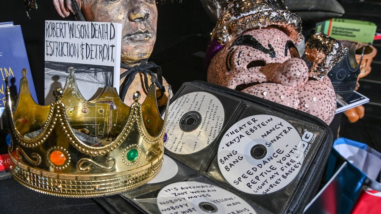 Die CD-Sammlung von Lars Eidinger sowie Masken und Kostümteile wurden versteigert. Die CD-Sammlung von Lars Eidinger sowie Masken und Kostümteile wurden versteigert.