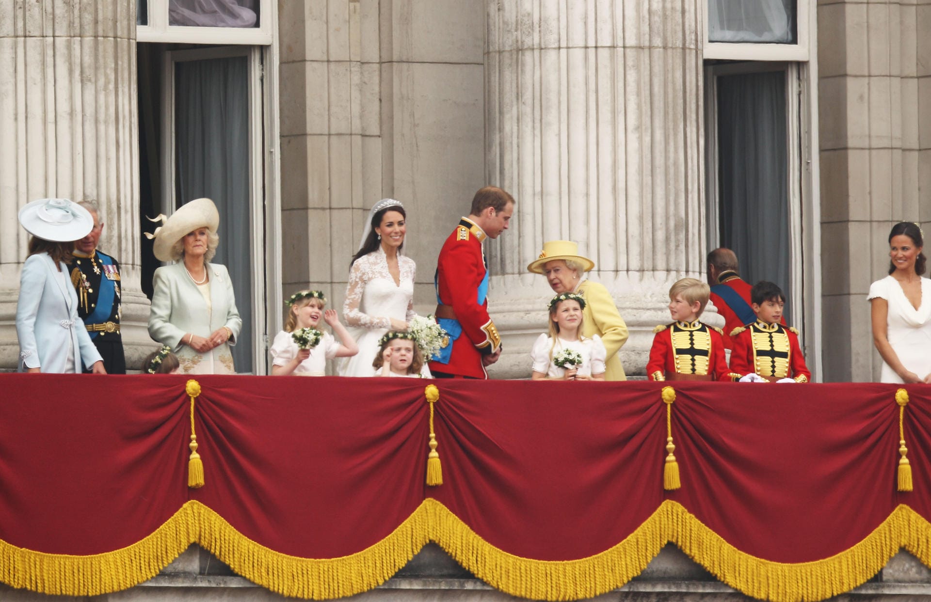 Brautpaar und Royal Family winkten vom Balkon des Palastes.