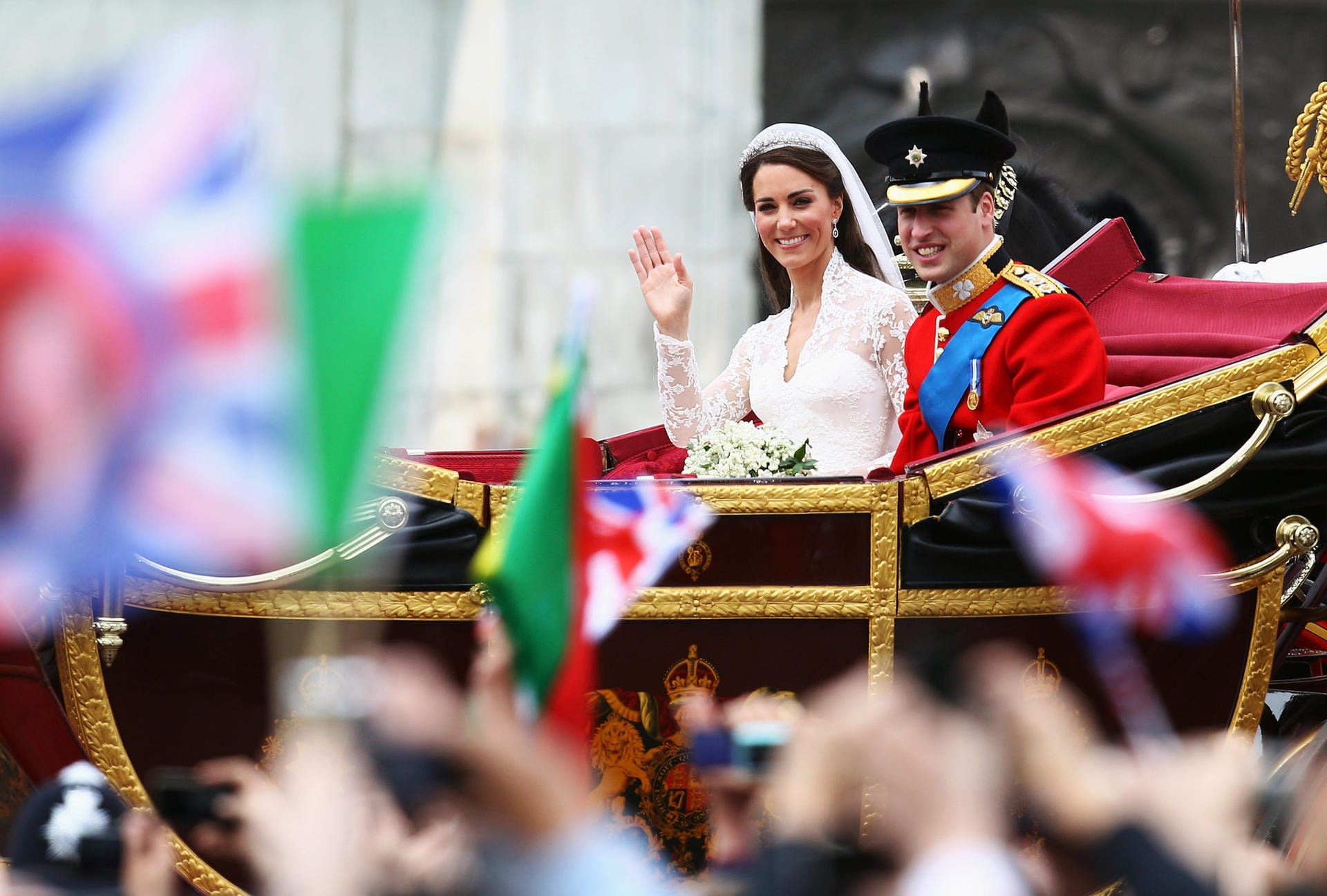 Nach der Trauung fuhr das royale Paar mit der Kutsche zum Buckingham-Palast und wurde bejubelt.