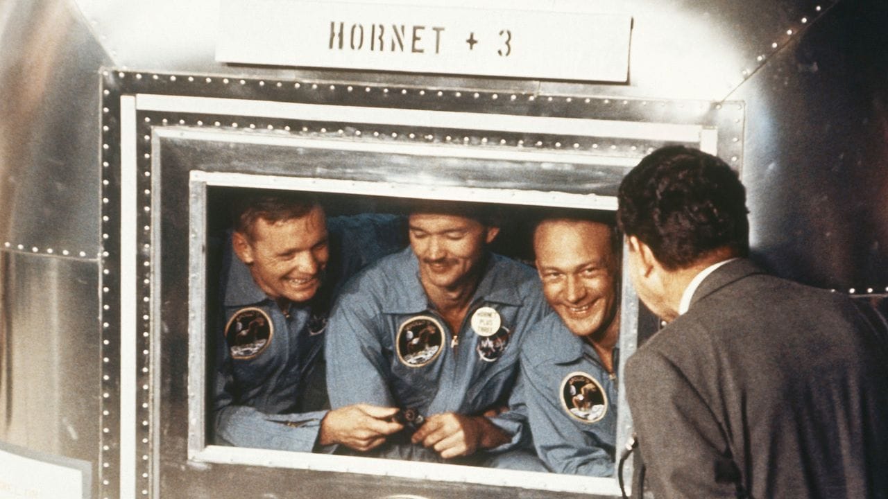 Der damalige US-Präsident Richard Nixon (r) empfängt die Apollo-11-Astronauten nach ihrer Rückkehr aus dem All.