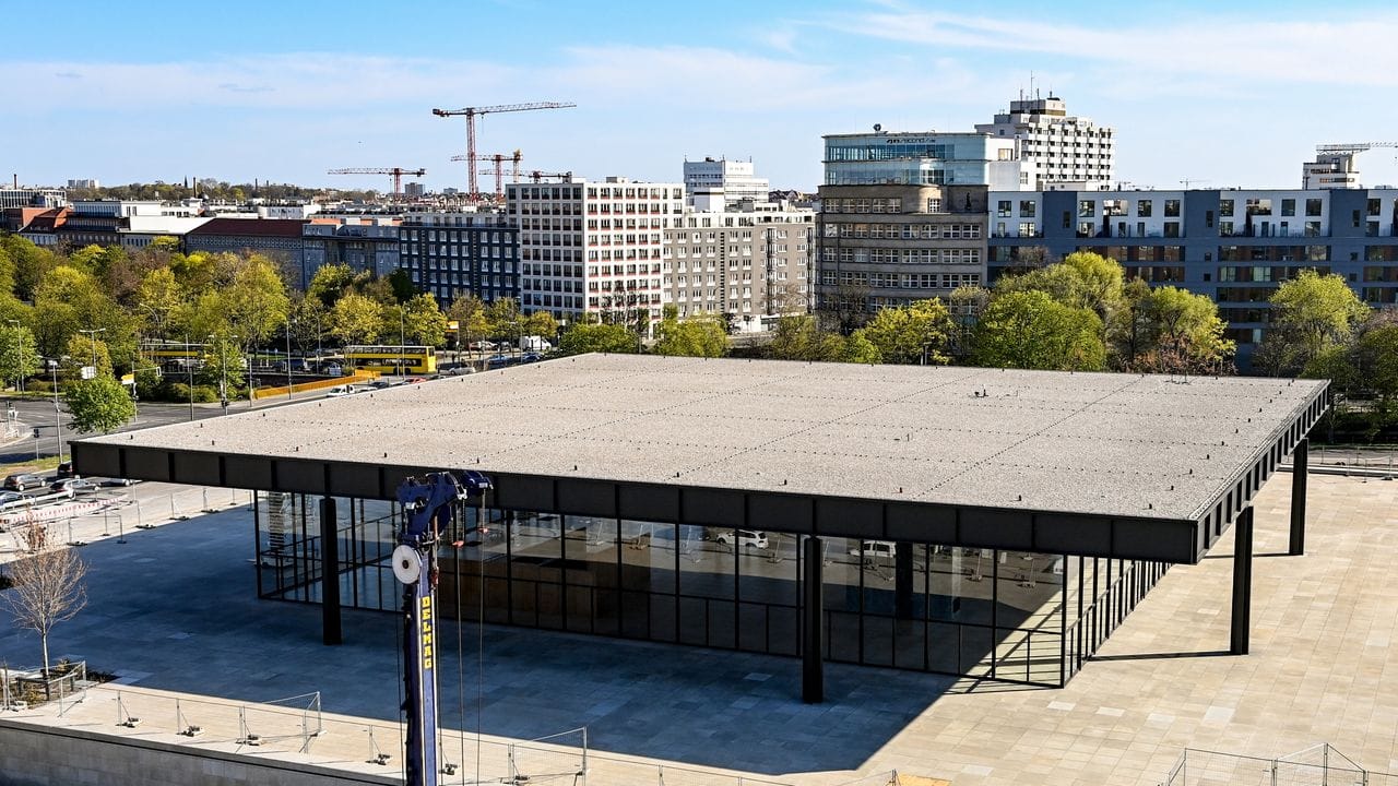 Die Neue Nationalgalerie ist eines der markantesten Bauwerke Berlins.