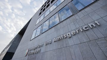 Im Landsgericht und Amtsgericht Düsseldorf beginnt der Prozess gegen den ehemaligen Fußball-Nationalspieler Christoph Metzelder.