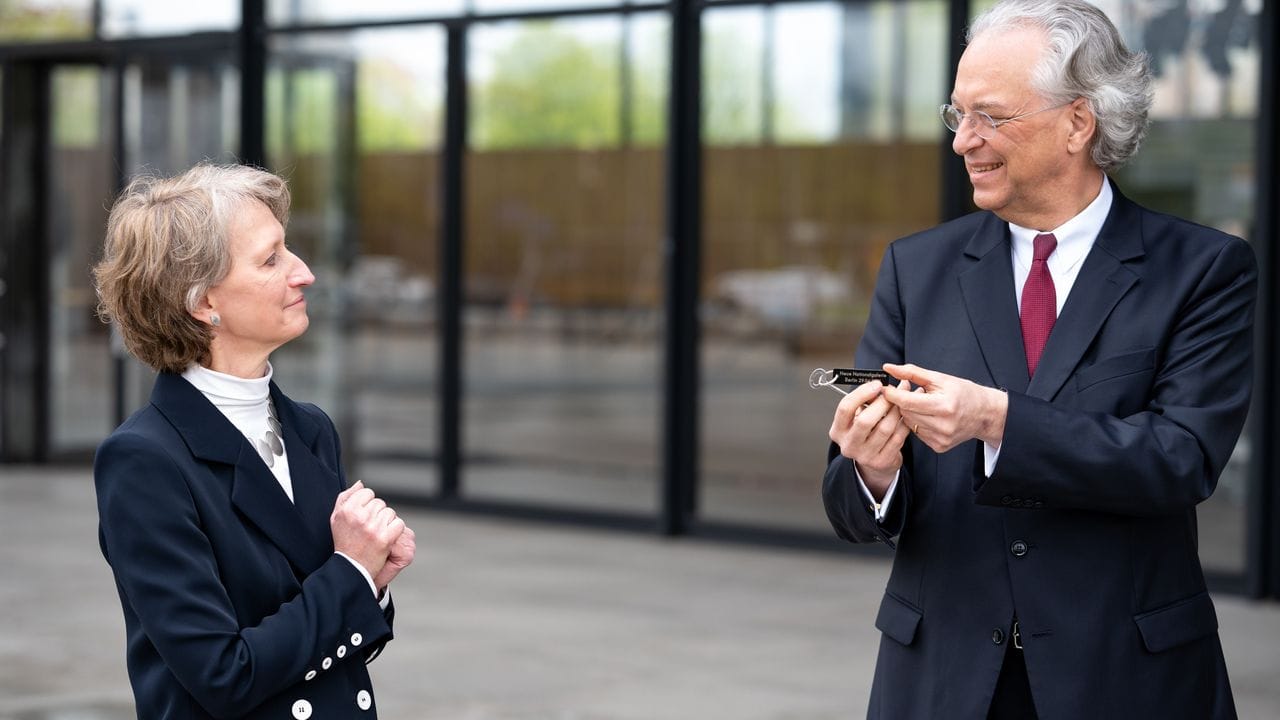 Petra Wesseler, Präsidentin des Bundesamts für Bauwesen und Raumordnung, übergibt Michael Eissenhauer, Generaldirektor der Staatlichen Museen zu Berlin, symbolisch den Schlüssel.