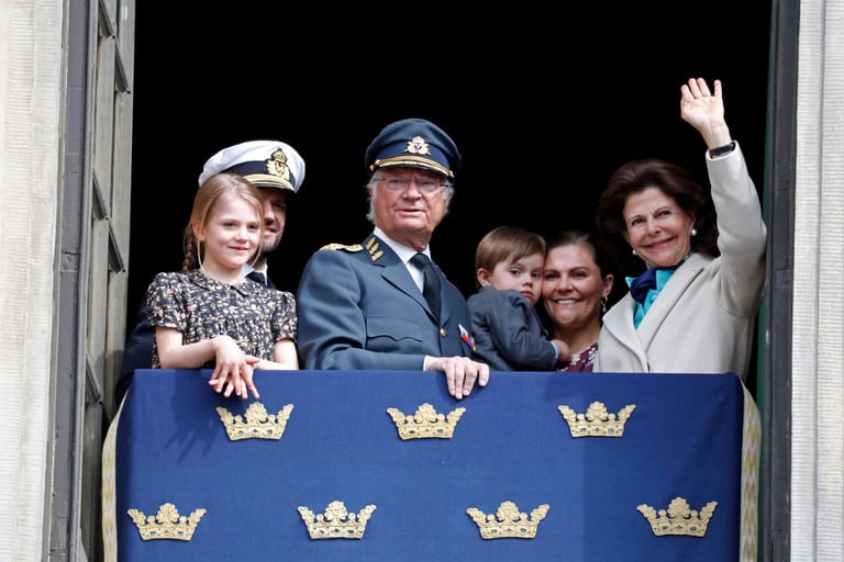 Carl Gustafs Geburtstag im Jahr 2019: Die Familie winkt vom Balkon.