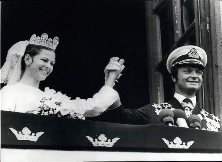Silvia und Carl Gustaf nach ihrer Trauung im Juni 1976: Sie winken vom Balkon aus der jubelnden Menschenmenge zu.