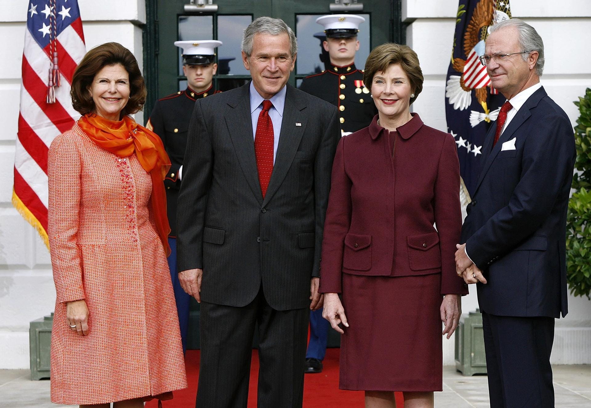 Silvia und Carl Gustaf mit dem damaligen US-Präsidenten George W. Bush und First Lady Laura Bush: Ein Besuch des Weißen Hauses nach einer Staatsreise nach Kanada im Oktober 2006.