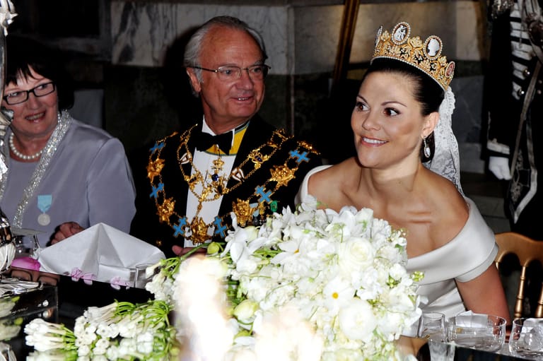 Juni 2010: Carl Gustaf mit Tochter Victoria bei deren Hochzeit mit Daniel Westling. Das Paar heiratete am 19. Juni, dem selben Tag wie der König und die Königin viele Jahre zuvor.