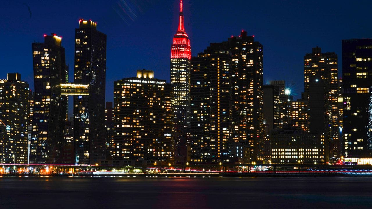 Das Empire State Building wird in Gedenken an die Hunderttausenden Corona-Toten in den USA rot beleuchtet.