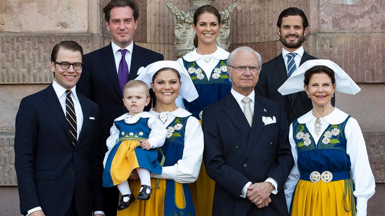 Die schwedische Königsfamilie mit Prinz Daniel (l-r), Christopher O'Neill, Prinzessin Estelle, Kronprinzessin Victoria, Prinzessin Madeleine, König Carl XVI.