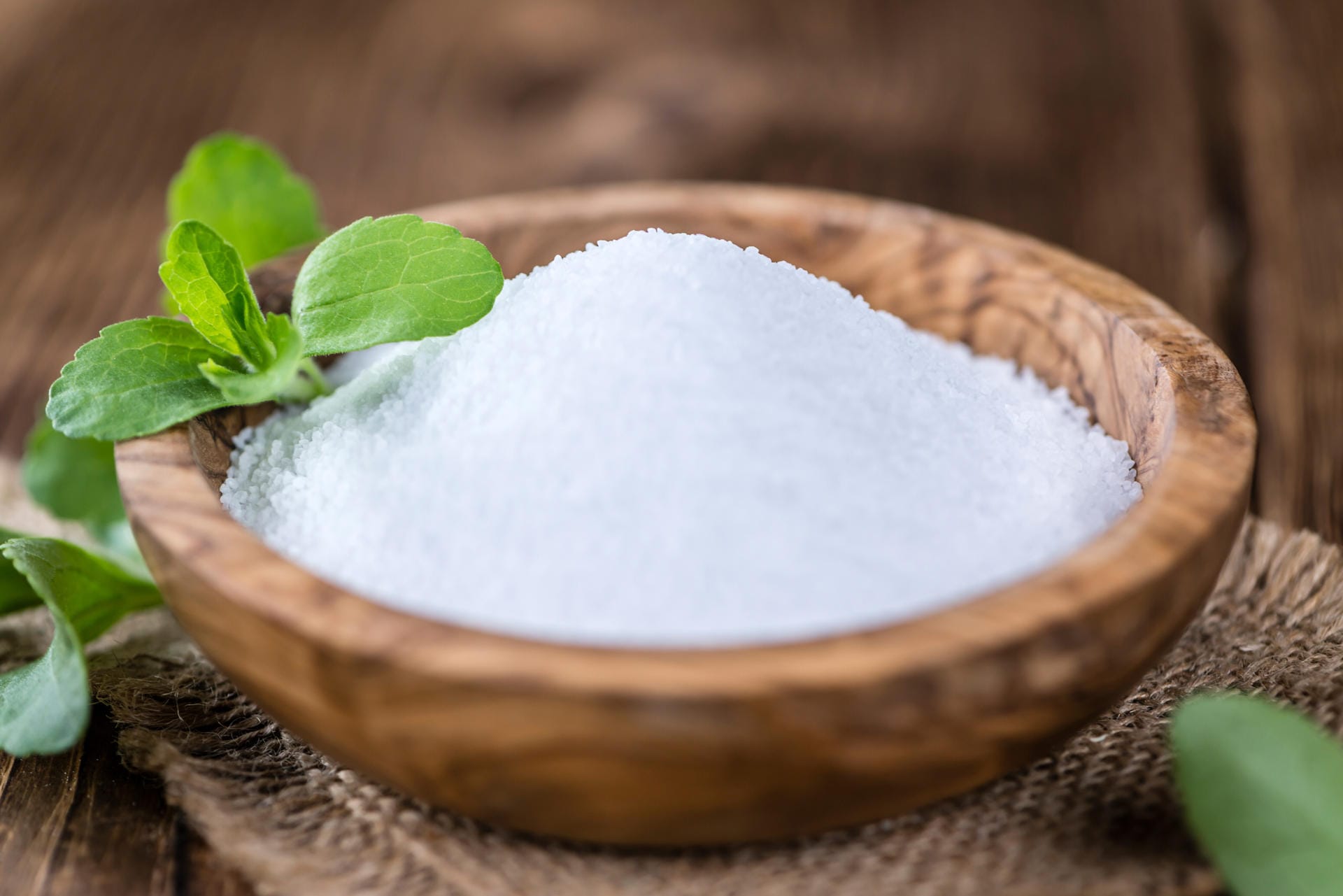 Stevia ist bis zu 300 Mal süßer als herkömmlicher Zucker und wird aus der Steviapflanze gewonnen. Der Süßstoff befindet sich häufig in Milchprodukten, alkoholfreien Erfrischungsgetränken und Konfitüren.