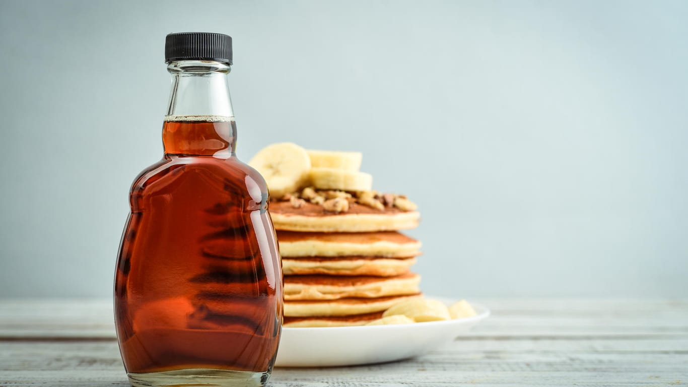 Ahornsirup kommt aus Kanada und wird aus dem Saft des Zuckerahorns gewonnen. Die Alternative kann zum Beispiel für Salatsoßen, Desserts oder auch klassisch für Pancakes verwendet werden.