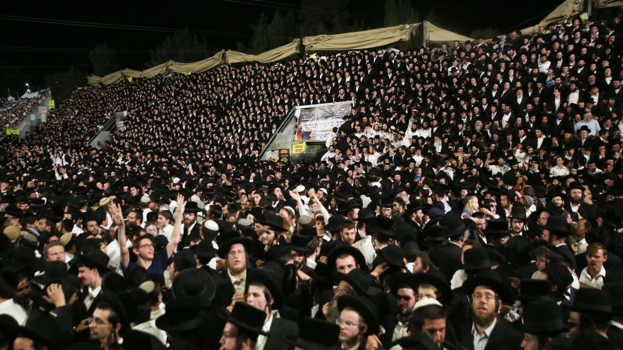 Menschen während der Feier des jüdischen Feiertags Lag Baomer auf dem Berg Meron.