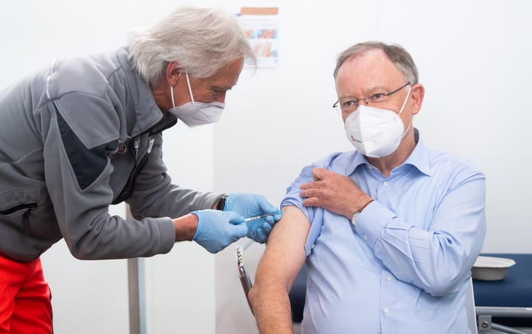 Stephan Weil: Der Ministerpräsident von Niedersachsen bekam bei seinem Impftermin Ende April im Impfzentrum auf dem Messgelände Hannover den Impfstoff von Astrazeneca gespritzt.