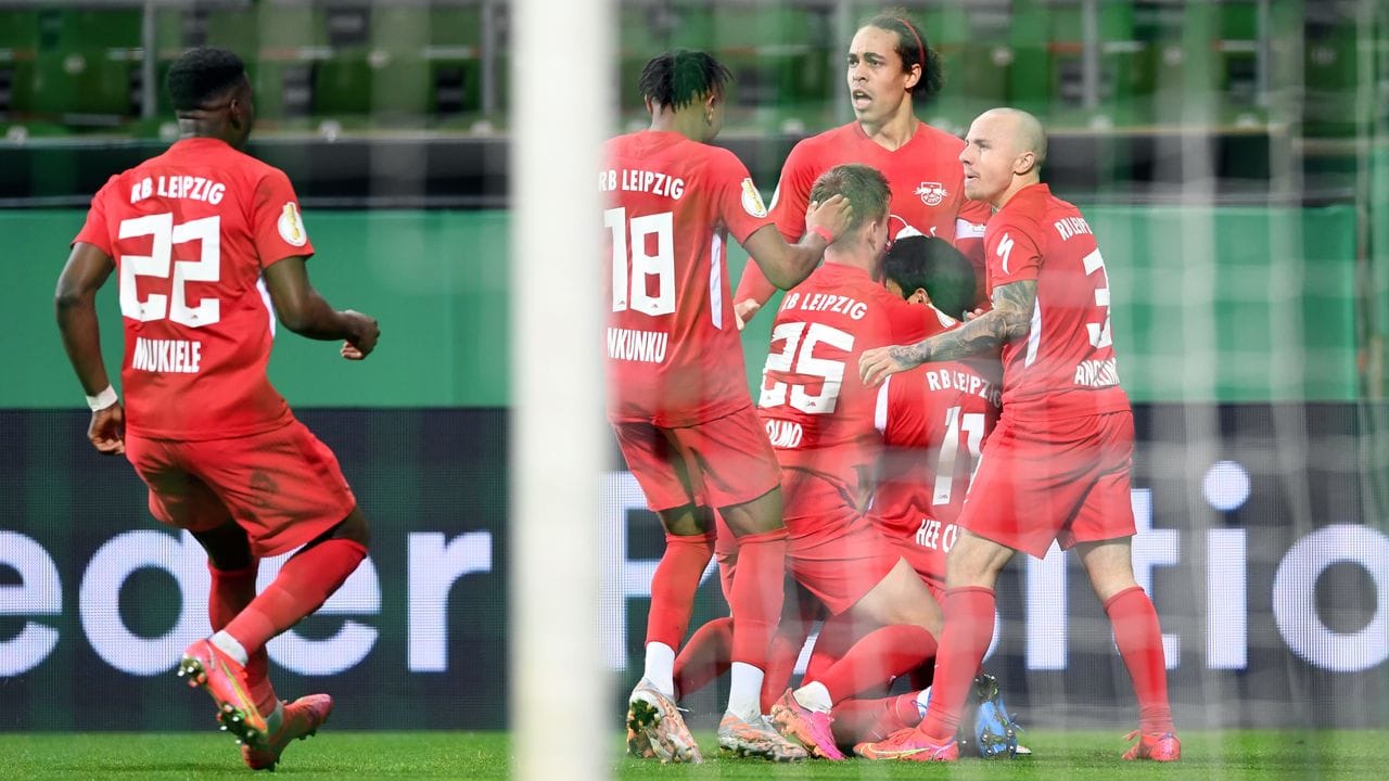Leipzigs Mannschaft bejubelt das Tor zum zur 1:0-Führung in Bremen.