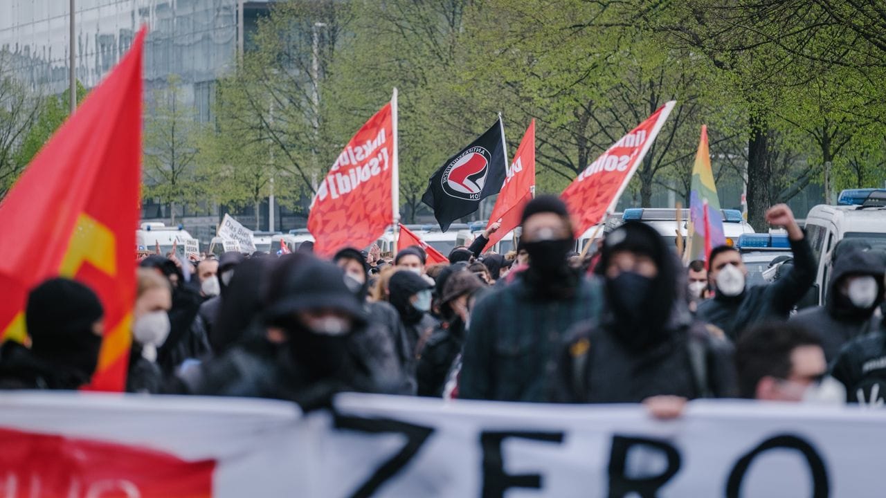 Teilnehmer der Demonstration "Solidarischer Lockdown jetzt" in der Innenstadt von Hannover.
