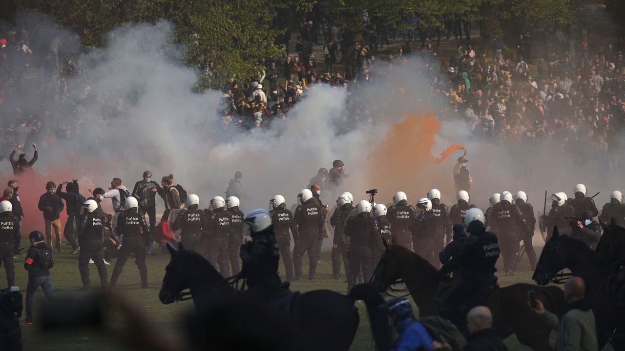 Polizisten setzen Tränengas gegen Demonstranten ein.